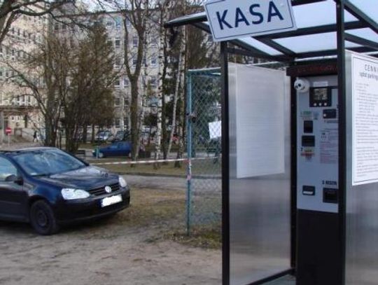 Automat oszukał o 10 zł. Problem z parkometrem, który źle wydał resztę