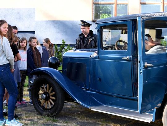Automobilem po gdyńskich szkołach 