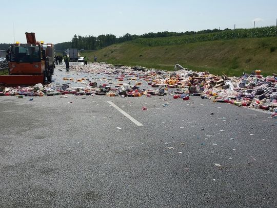 Autostrada w butelkach! Efekt? Kilka zderzeń samochodów