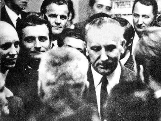 B. funkcjonariusz Milicji zeznał w sądzie: Wałęsa - agent "Bolek"