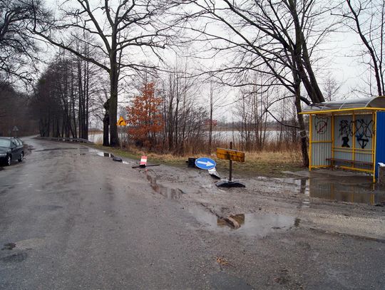 Bądki-Krzykosy. Zniszczone tablice z informacją o objeździe!