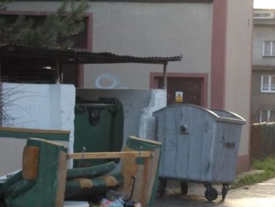 Bałagan, niechlujstwo, śmierdzące przesypy. Wiata to nie śmietnik