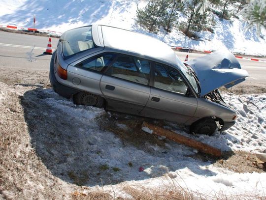 BALE DREWNA SPADŁY NA SAMOCHÓD
