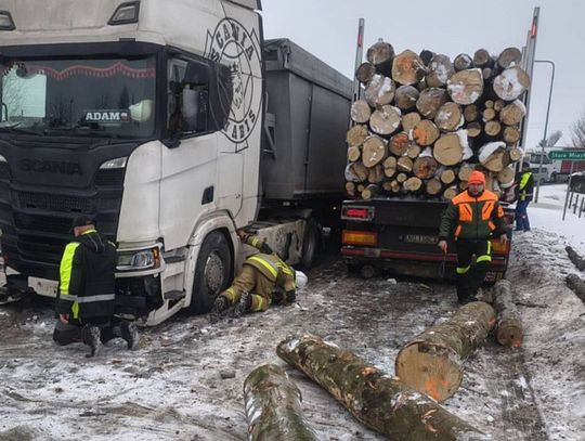 Bale drewna wypadły na jezdnię. Kolizja ciężarówek w Folwarku