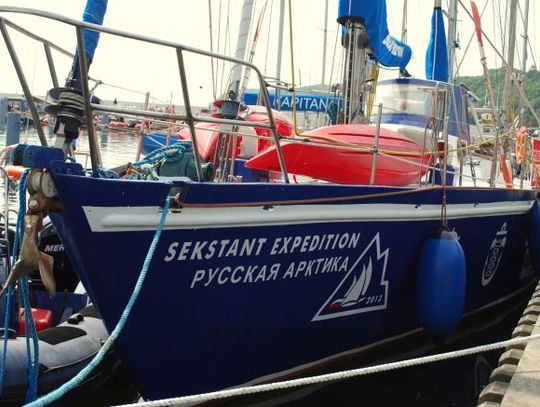 Bandera polskiego jachtu wśród lodowych pól