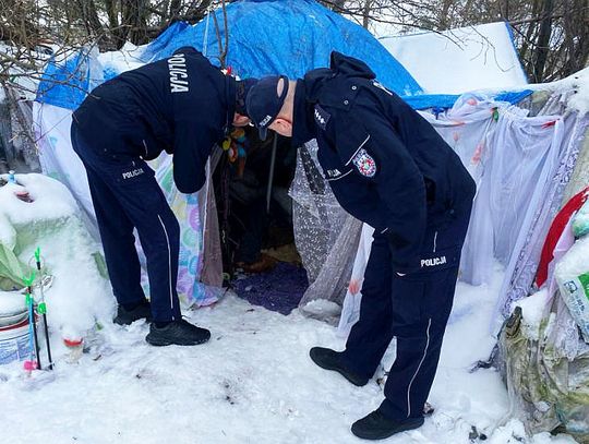 Trudny okres zimy dla bezdomnych stanowi zagrożenie życia. Dzielnicowi i pracownicy socjalni sprawdzali koczowiska bezdomnych