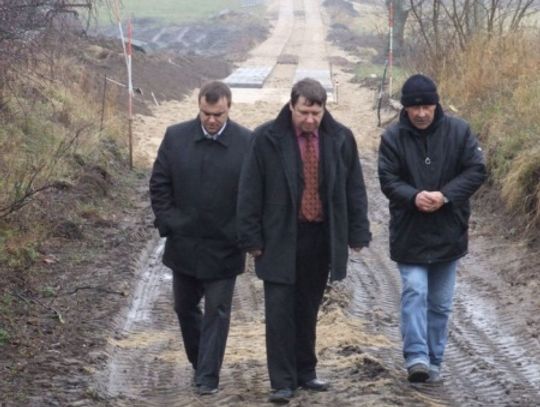 Będzie się lepiej jeździło. Trwają remonty lokalnych dróg