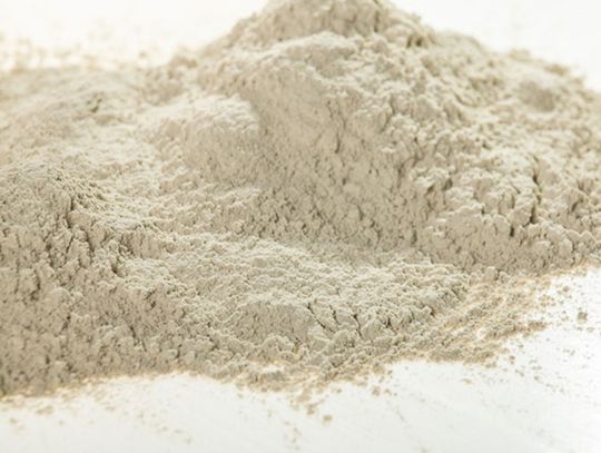 Bentonit – czym jest i gdzie znajduje zastosowanie w budownictwie oraz hodowli?