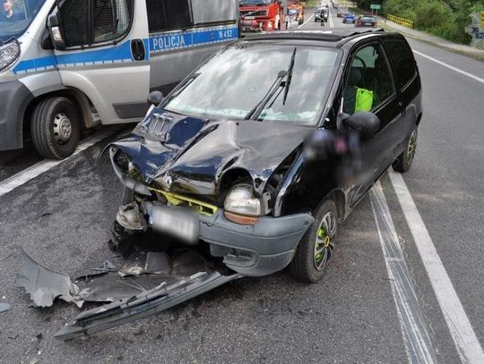 Bez prawa jazdy, z dzieckiem, wjechała w tył ciężarówki