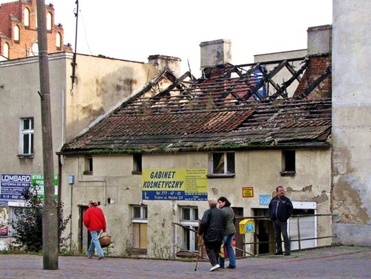 Bezdomni zaprószyli ogień - płonął pustostan w centrum 