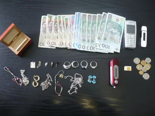 Bezdomny ukradł biżuterię, gdy kobieta spała… 