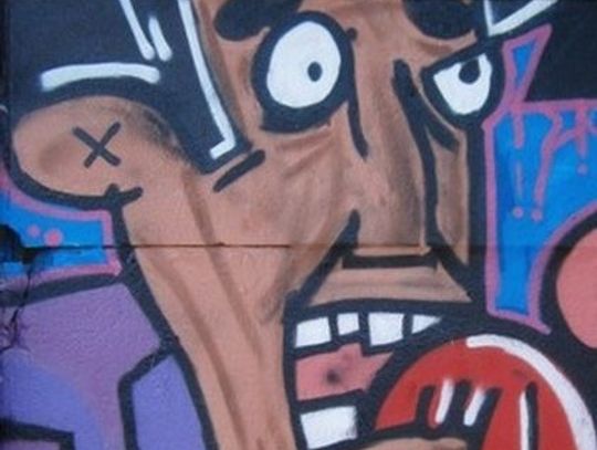 Bezkarni graficiarze. Na oczach strażników zamalowali mur