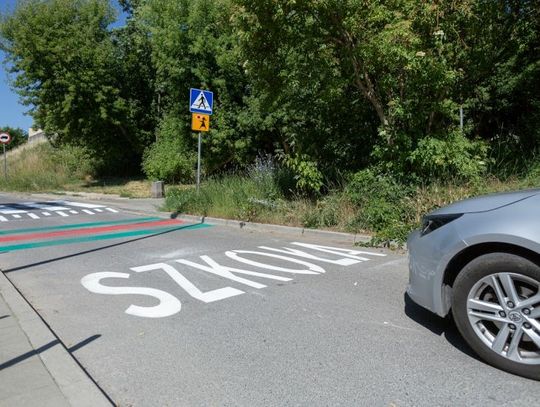 Bezpieczeństwo!!! Zielono-czerwone pasy na ulicach przy szkołach