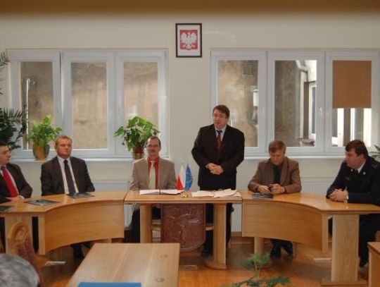 Bezpieczniejszy powiat z nowym sprzętem - 10 nowych samochodów dla gmin w 2010 r.