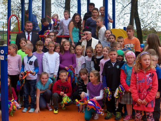 Bezpieczny plac zabaw w „Ósemce” już oddany