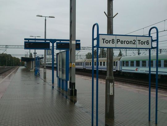 Bezużyteczne tablice informacyjne na dworcu