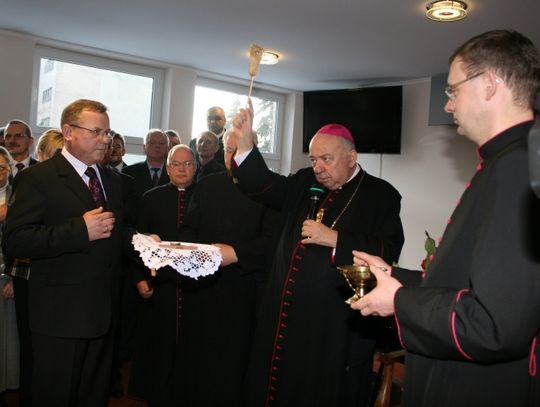 Biskup poświęcił krzyż w nowej siedzibie starostwa