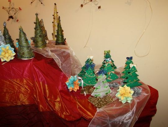 Biżuterie i haftowane obrazki z motywami świątecznymi