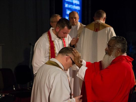 Bóg uzdrawia dziś. O Bogu po ludzku. Ksiądz Karol Ciesielski przybliża ludziom przesłanie Boga