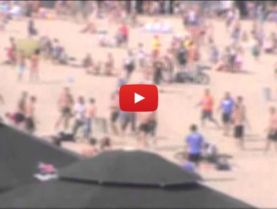 Bójka na plaży - film z monitoringu