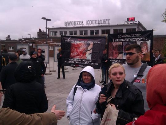 Bójka przed dworcem. Uczestnicy dwóch manifestacji: gdzie była policja?!