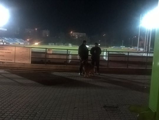  Bomba na stadionie? 