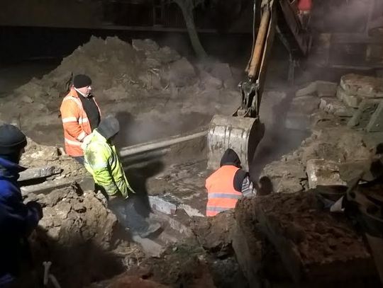 Brak ciepłej wody na osiedlu przy al. Jana Pawła II. Trwa usuwanie usterki.