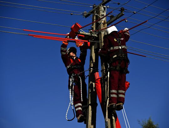 Brak oświetlenia ulicy od piątkowej wichury. Trwa usuwanie skutków 