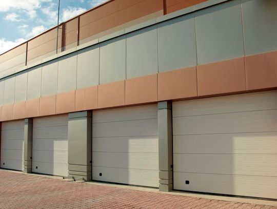 Bramy segmentowe i przemysłowe — klucz do efektywności i bezpieczeństwa?