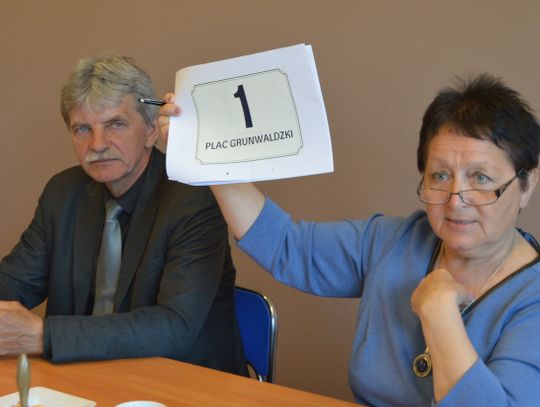 Brązowy napis na pastelowym tle. Tak będą wyglądać nowe tabliczki na budynkach w Gniewie