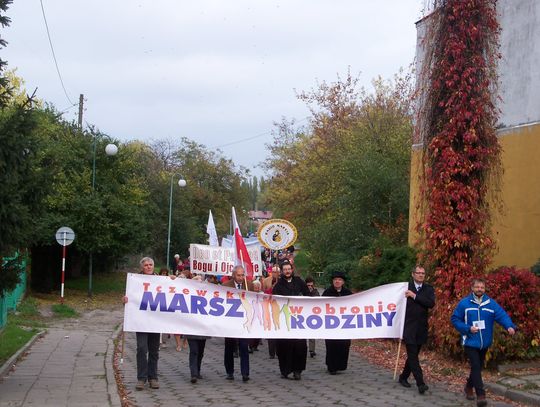 „Brońmy godności macierzyństwa”. Setki osób na marszu
