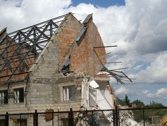 Budynek z azbestem rozbierany bez zabezpieczeń!