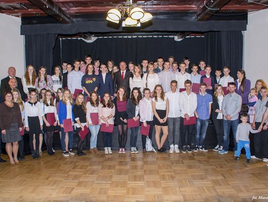 Burmistrz przyznał stypendia naukowe i sportowe