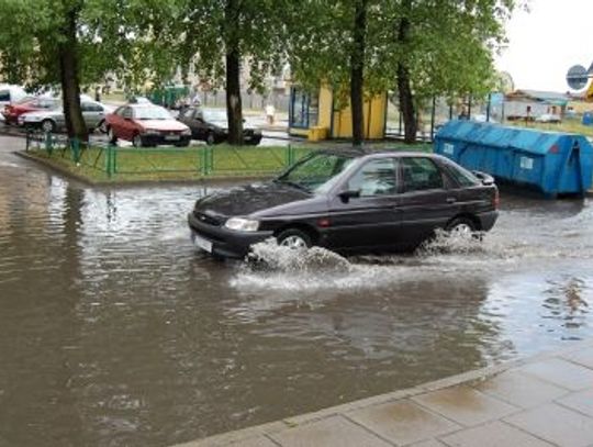 Burze, ulewy, powalone drzewa, pożar od pioruna na Pomorzu