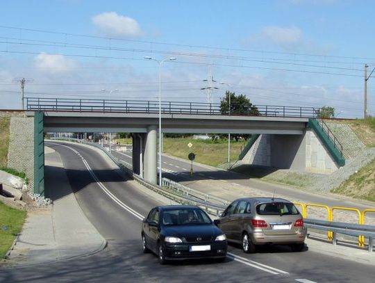 Bus „Latocha” unieruchomiony pod zalanym wiaduktem