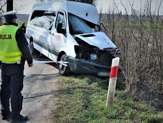 Bus uderzył w drzewo – 6 osób rannych