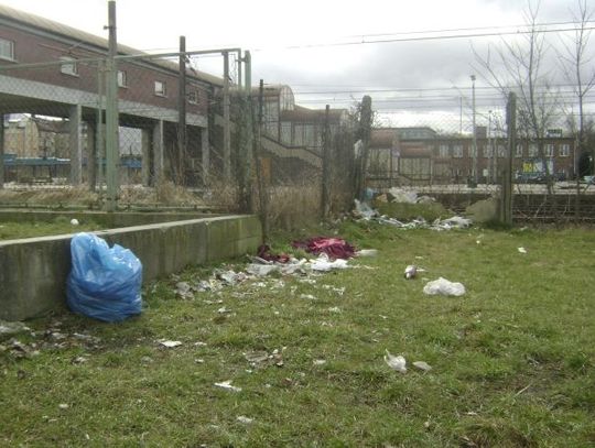 Butelki, pety i… plac zabaw - osiedle w śmieciach