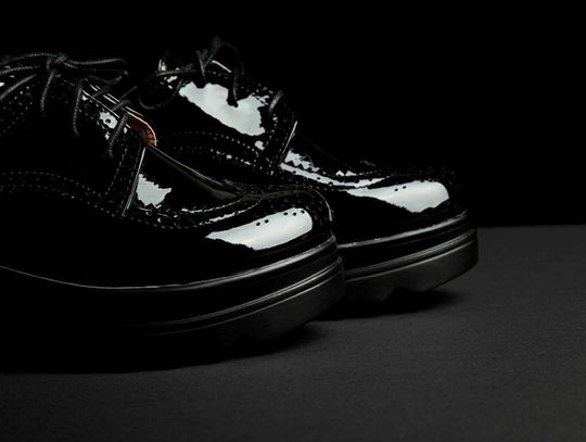 Buty na platformach będą hitem najbliższego sezonu. Sprawdź, jak nosić je modnie