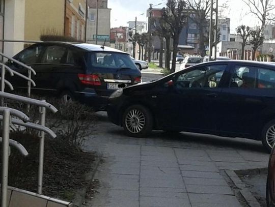 Byle bliżej wejścia... A piesi niech skaczą nad autami