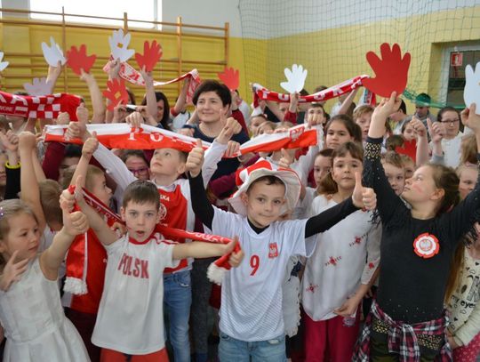 Cała gmina Biało-Czerwona - obchody Uchwalenia Konstytucji 3 Maja w Zespole Szkół w Suchym Dębie