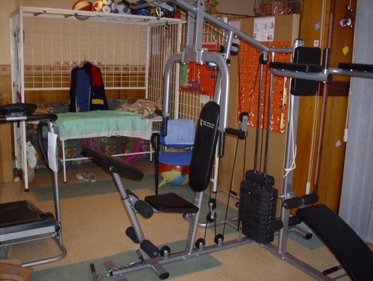 Caritas w Pelplinie pozyskał atlas do ćwiczeń siłowych