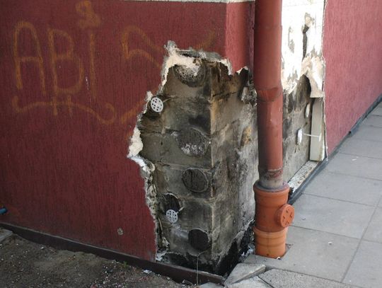 Celowe podpalenie szkoły? Spłonął fragment elewacji