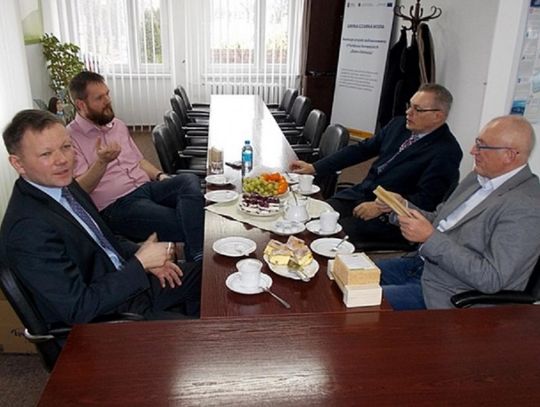 Chcą promować budownictwo drewniane. Profesorowie z Politechniki zawitali do Czarnej Wody