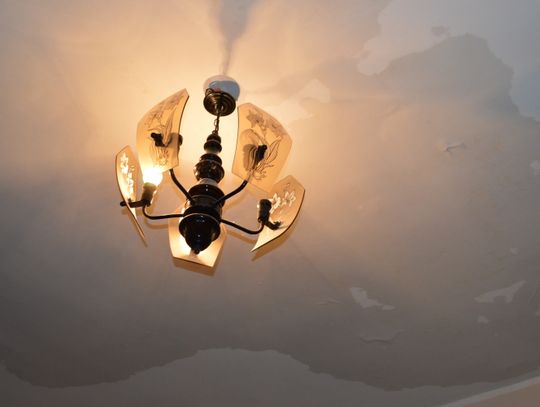 Chcą żyć w normalnych warunkach - zawilgocone ściany, zalany sufit