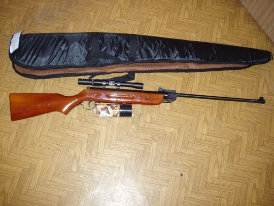 Chciał poćwiczyć swoją celność - strzelał z wiatrówki do sąsiadów