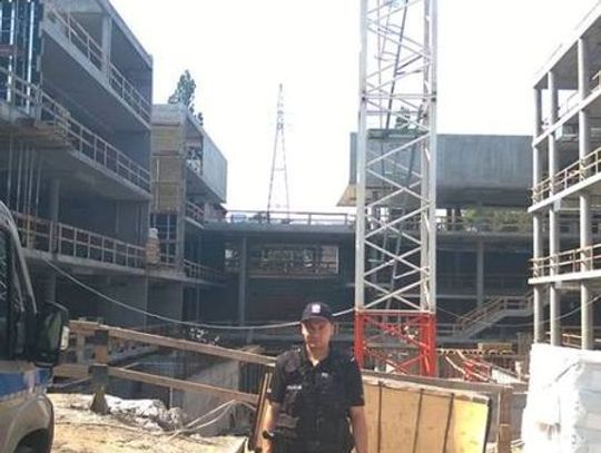 Chciała skoczyć z 50 metrowego dźwigu, uratowali ją policjanci