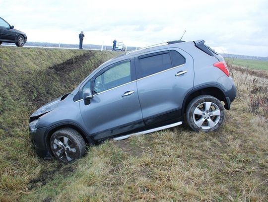 Chevrolet dachował w przydrożnym rowie