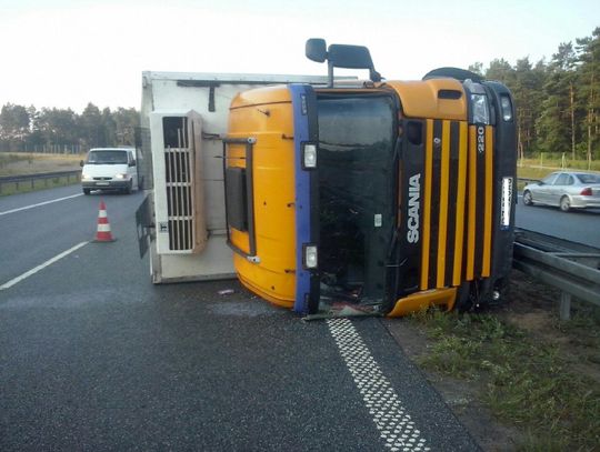 Chłodnia z ogórkami przyblokowała A1. Ranny pasażer