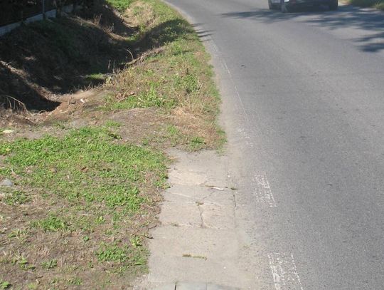 Chodnik wybudowali, ich posesję ominęli...