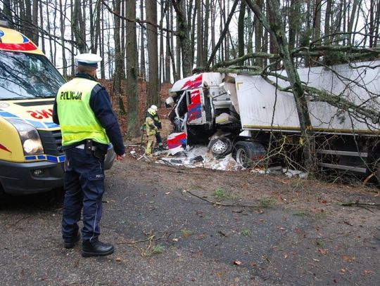 Chwila nieuwagi kierowcy, ciężarówka z piaskiem wypadła z drogi.